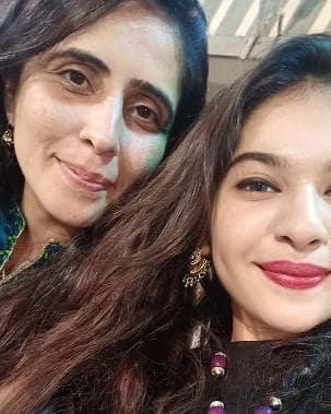 simran natekar with her mother